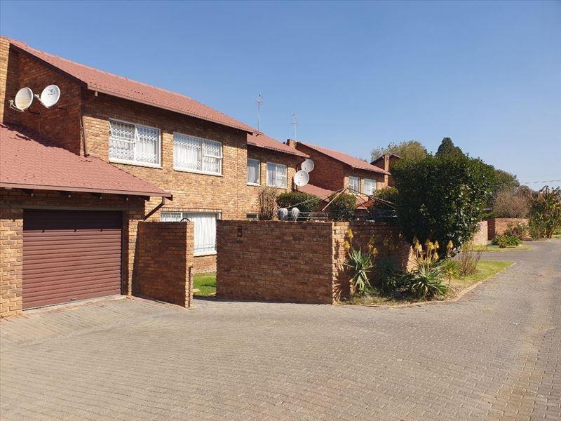 3 Bedroom Townhouse For Sale in Birchleigh RE/MAX™ of Southern Africa