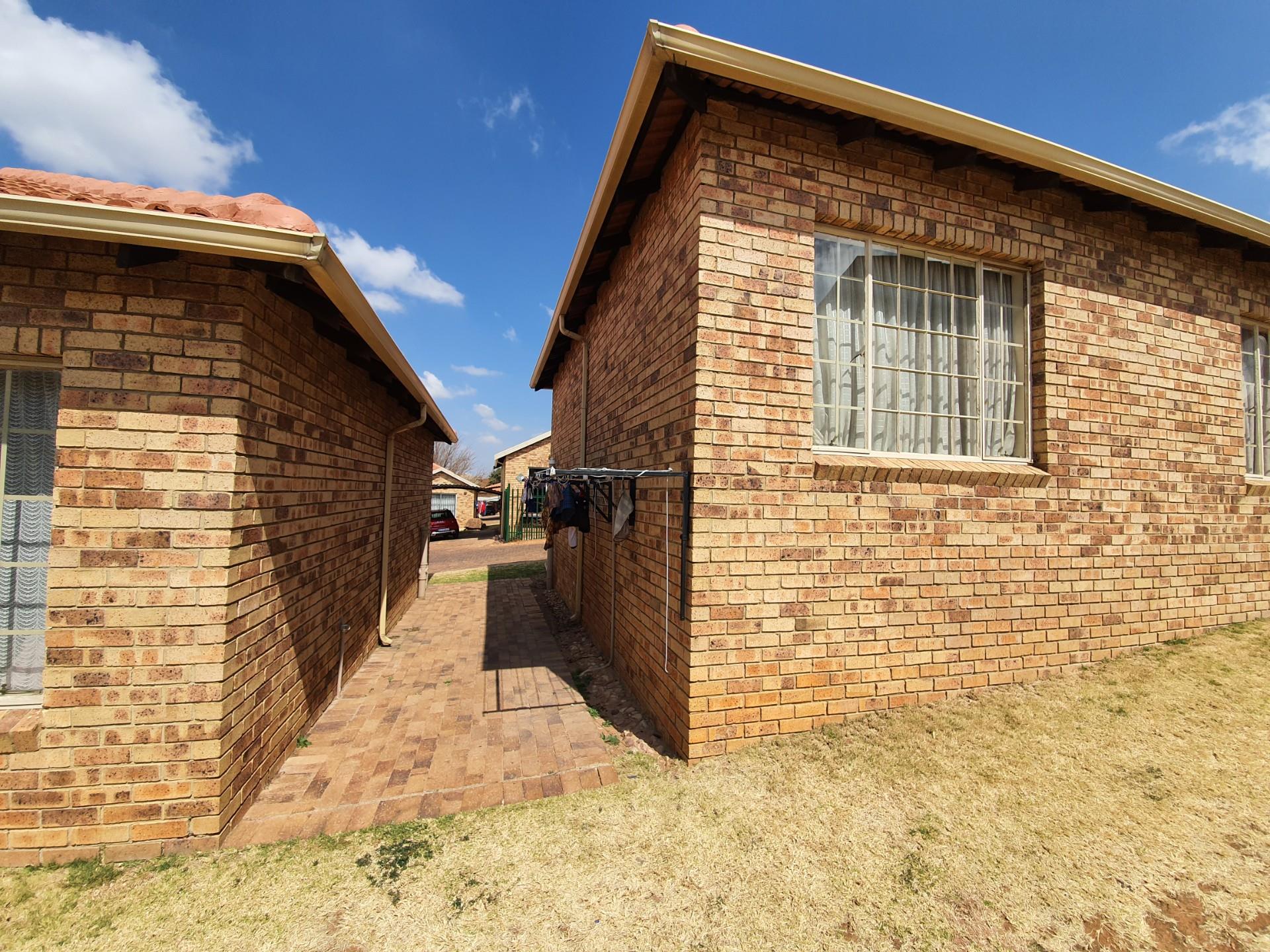 3 Bedroom House For Sale in Elandspark RE/MAX™ of Southern Africa