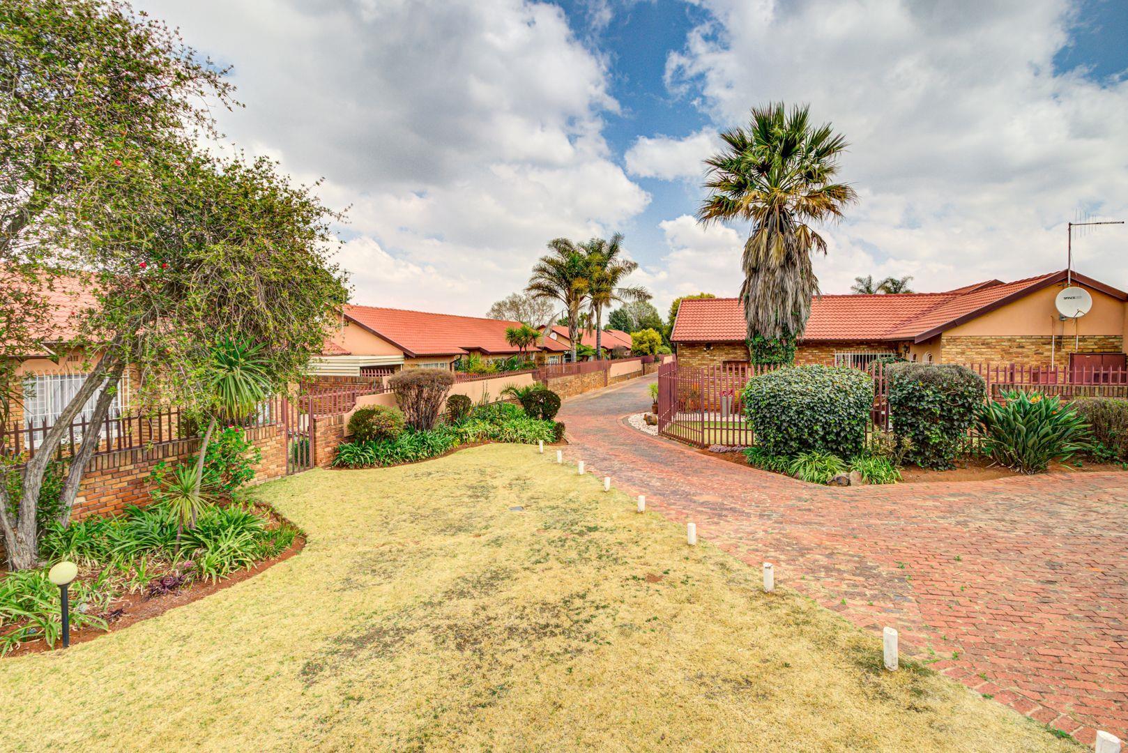 2 Bedroom Townhouse For Sale in Birchleigh RE/MAX™ of Southern Africa