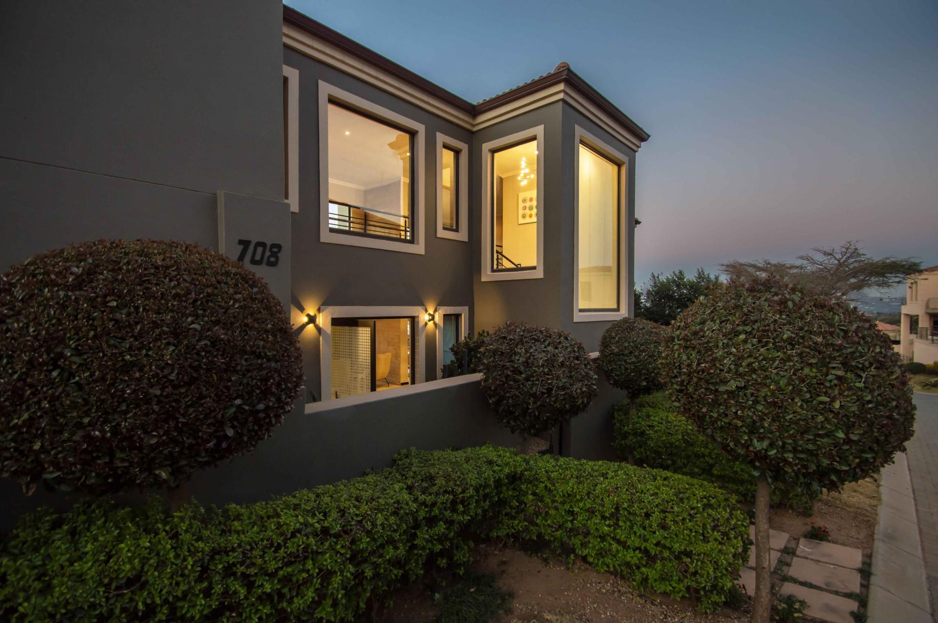 3 Bedroom House For Sale in Constantia Kloof RE/MAX™ of Southern Africa