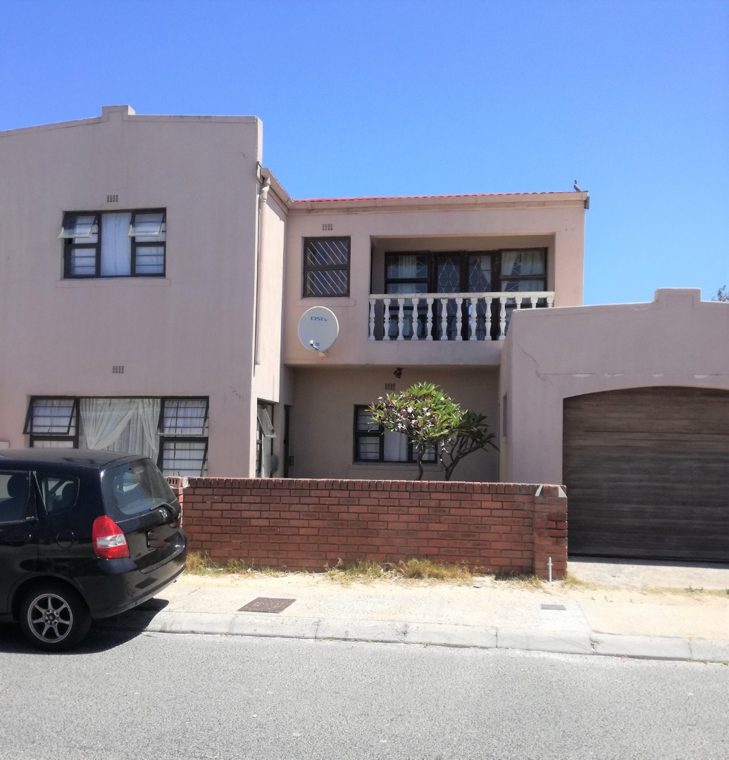 6 Bedroom House For Sale in Westridge RE/MAX™ of Southern Africa