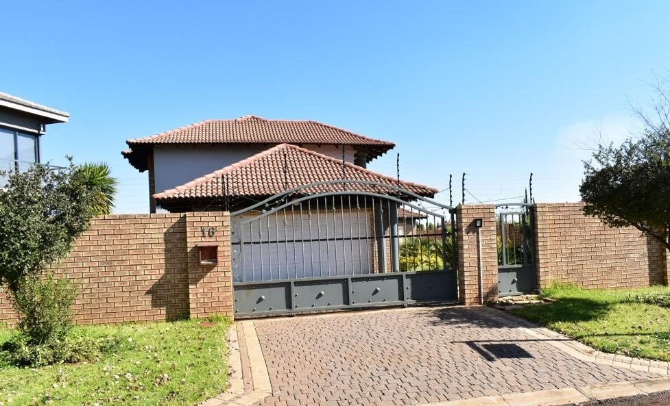 3 Bedroom House For Sale in Van Der Hoff Park RE/MAX™ of Southern Africa
