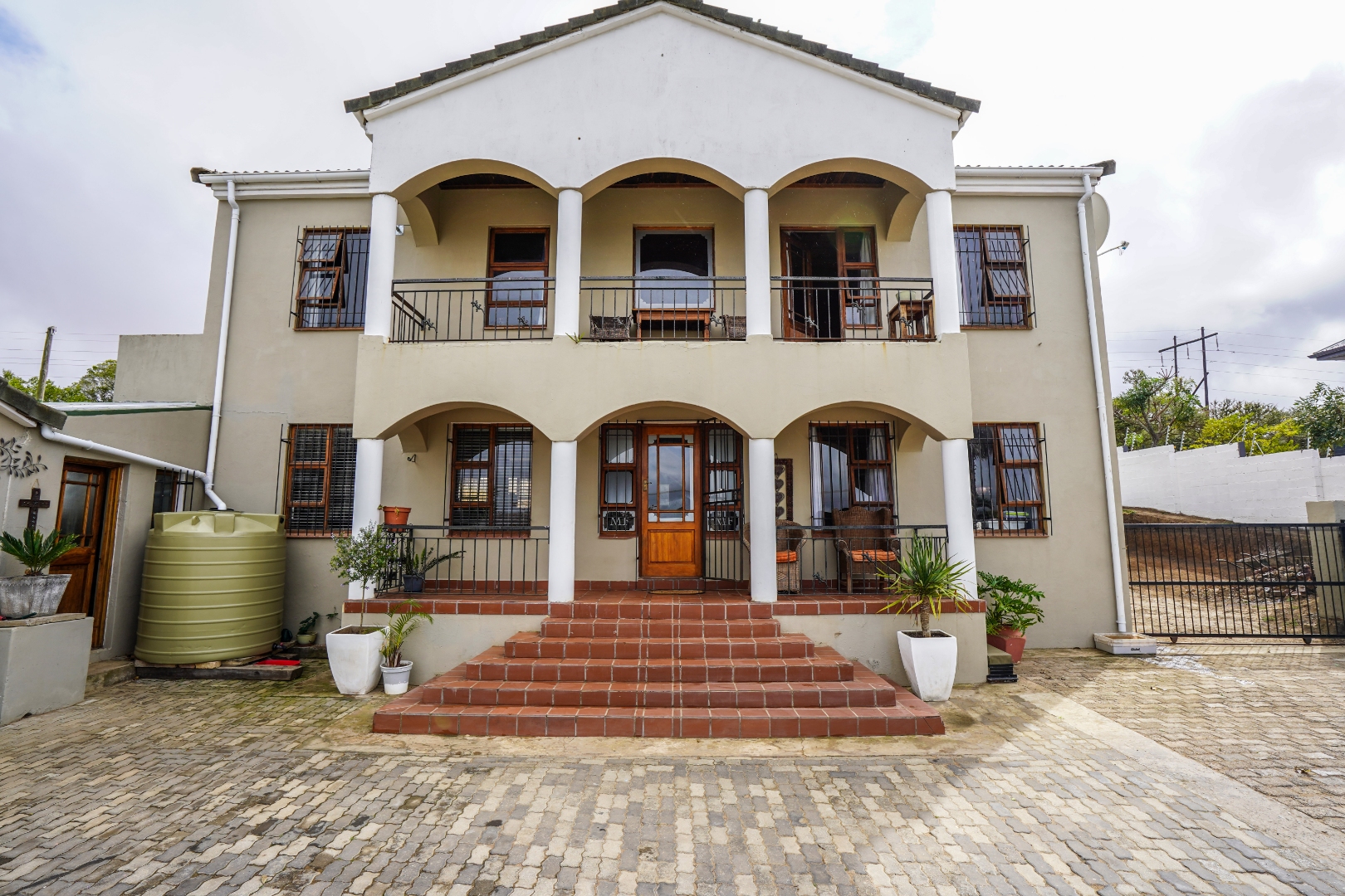 5 Bedroom House For Sale in Oatlands North RE/MAX™ of Southern Africa