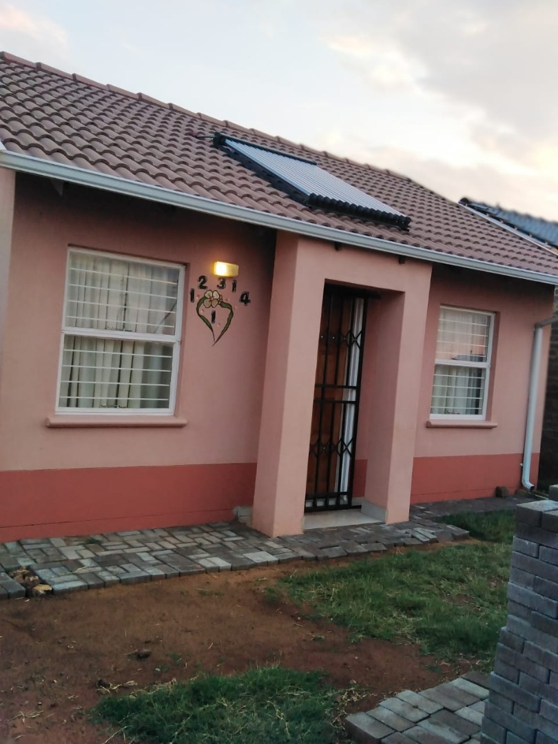 2 Bedroom House For Sale in Beverley Hills RE/MAX™ of Southern Africa