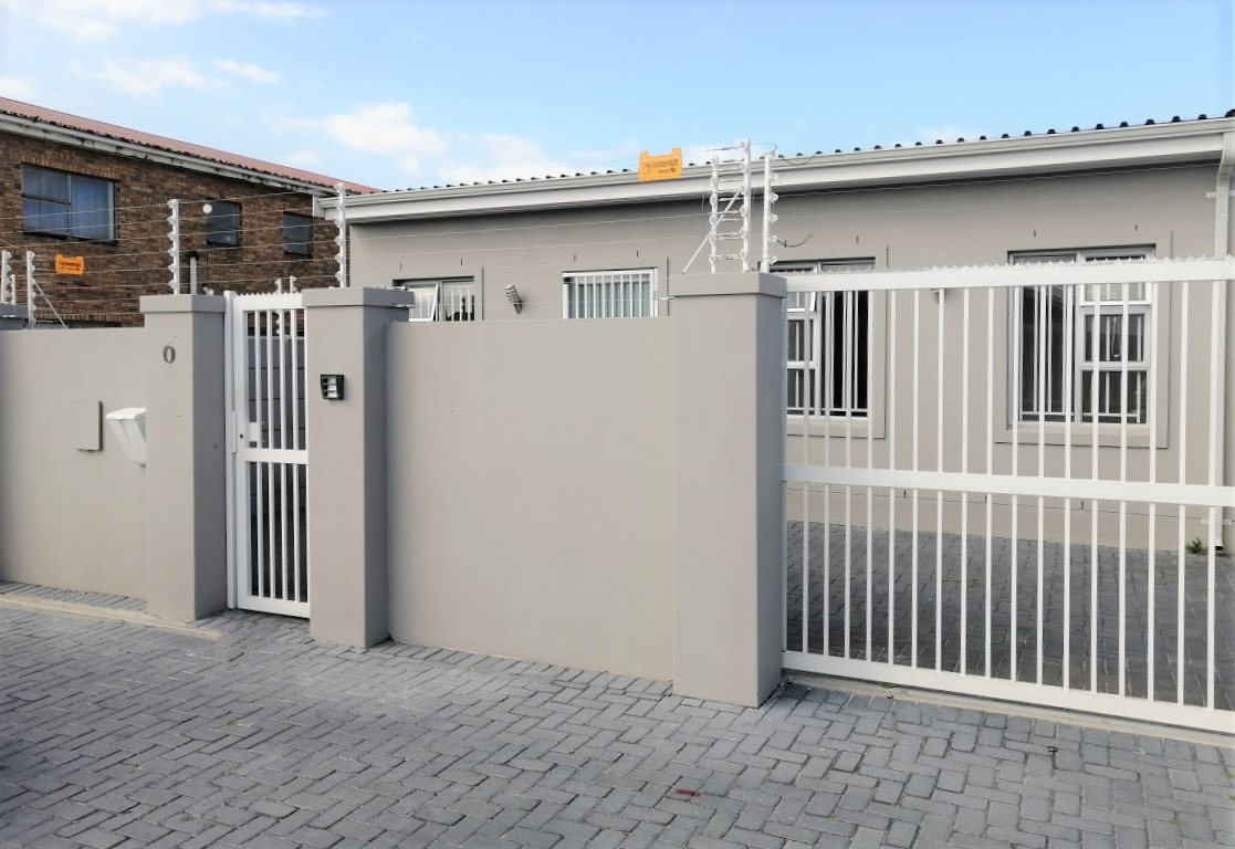 2 Bedroom House For Sale in Grassy Park RE/MAX™ of Southern Africa