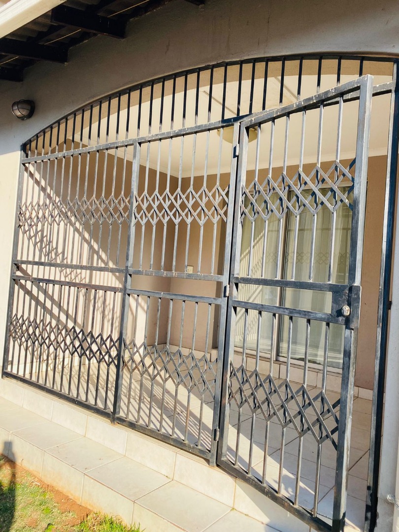 3 Bedroom Townhouse To Rent in Ivy Park RE/MAX™ of Southern Africa