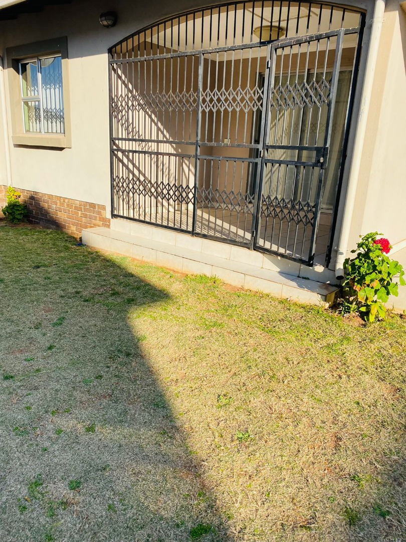 3 Bedroom Townhouse To Rent in Ivy Park RE/MAX™ of Southern Africa
