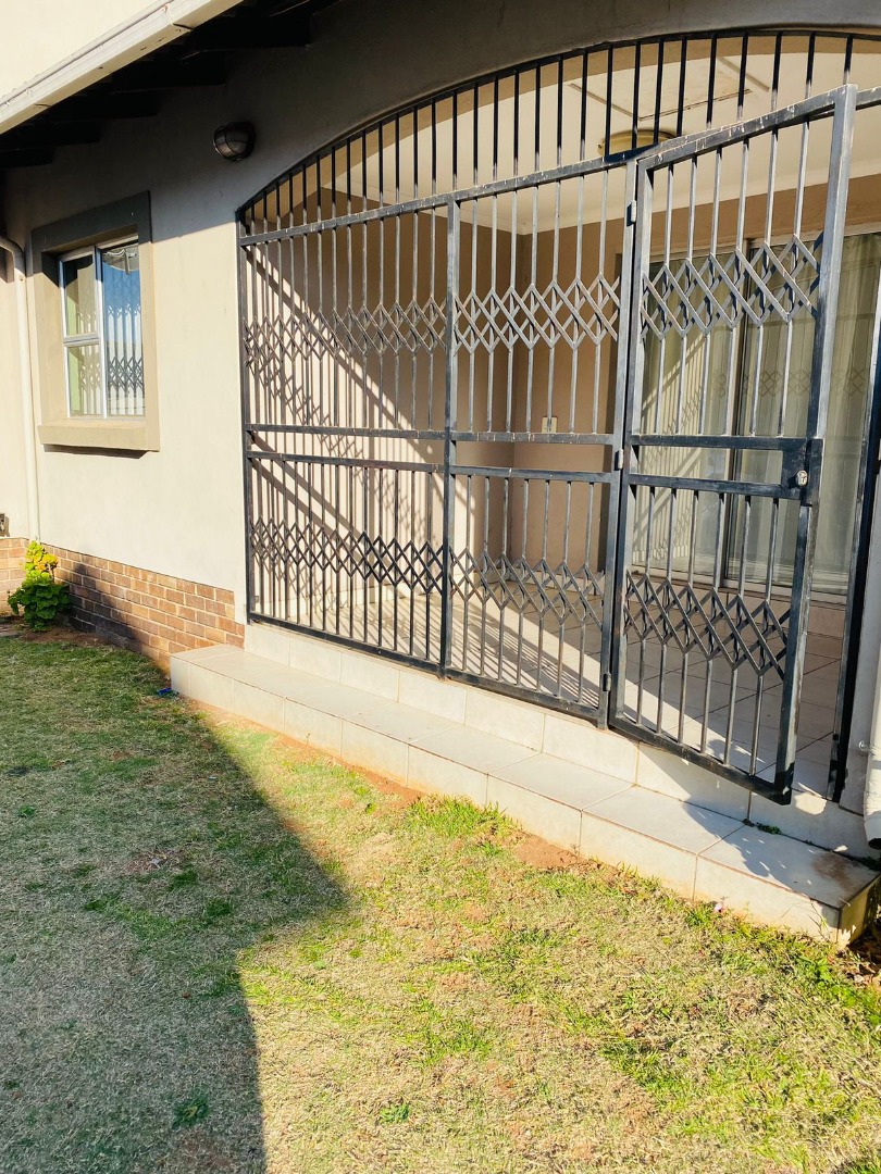 3 Bedroom Townhouse To Rent in Ivy Park RE/MAX™ of Southern Africa