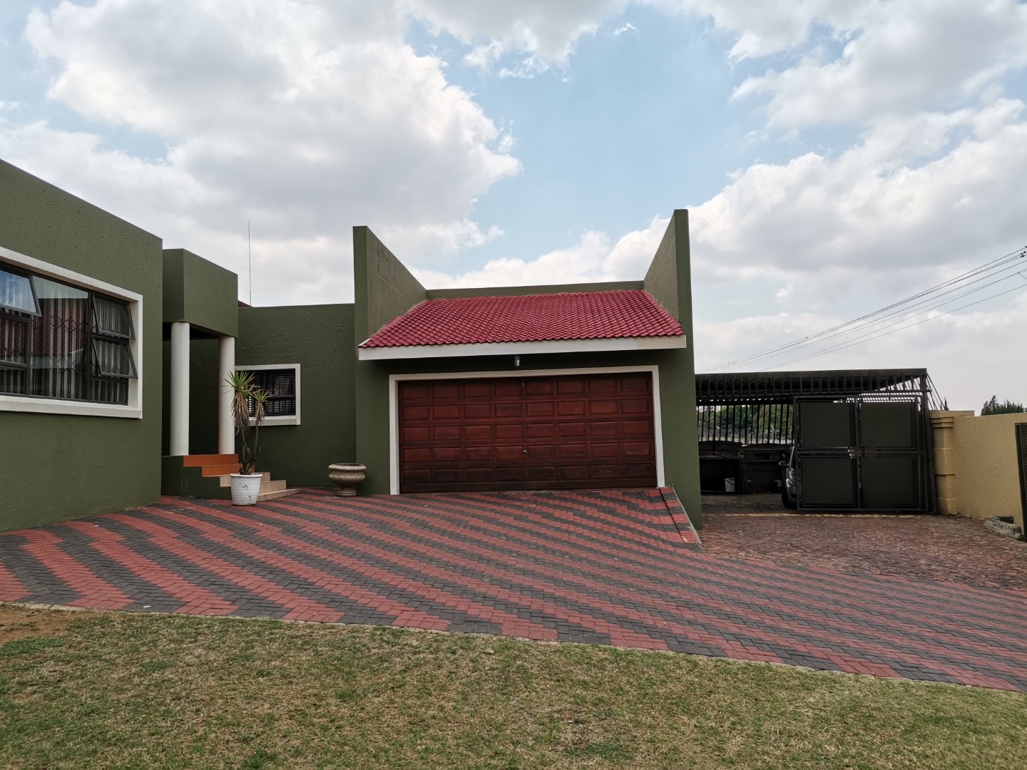 3 Bedroom House For Sale in Alan Manor RE/MAX™ of Southern Africa