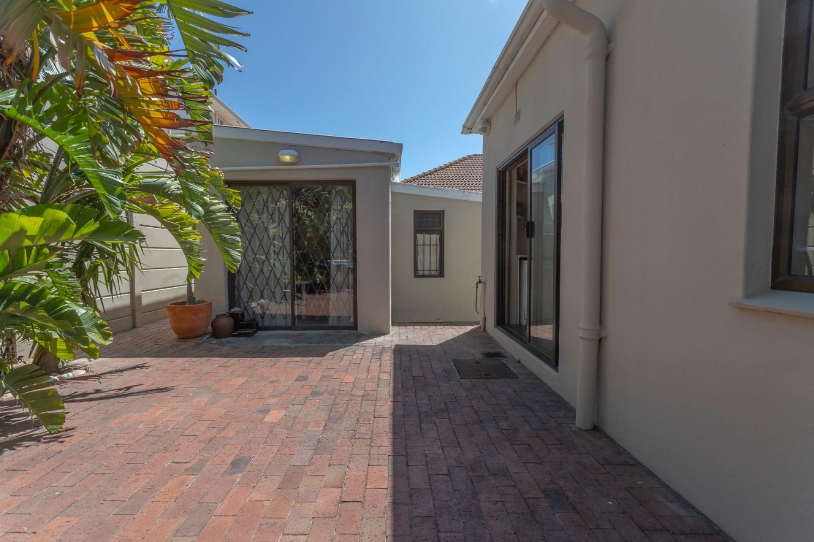 3 Bedroom House For Sale in Vredehoek RE/MAX™ of Southern Africa