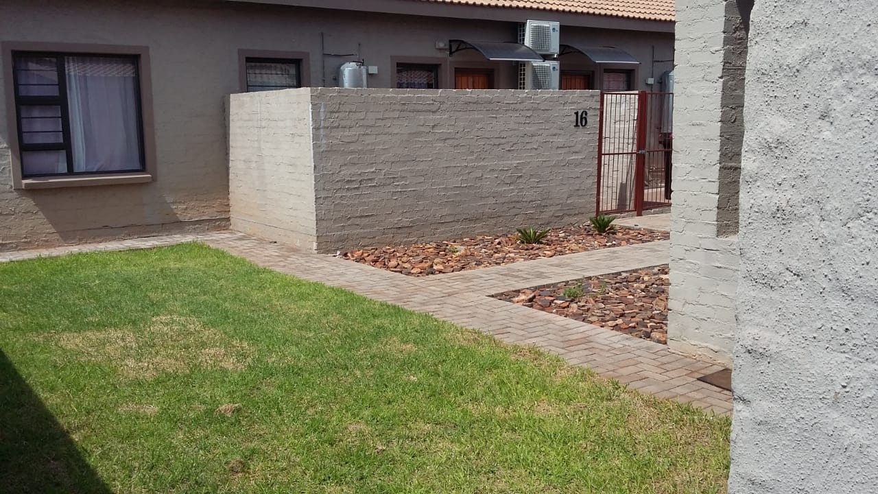 2 Bedroom Townhouse For Sale in Danielskuil RE/MAX™ of Southern Africa