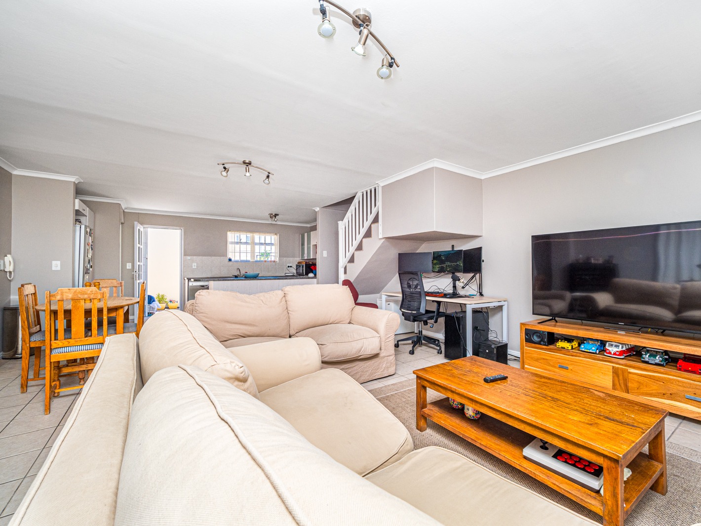 3 Bedroom Townhouse For Sale in Harfield Village RE/MAX™ of Southern Africa