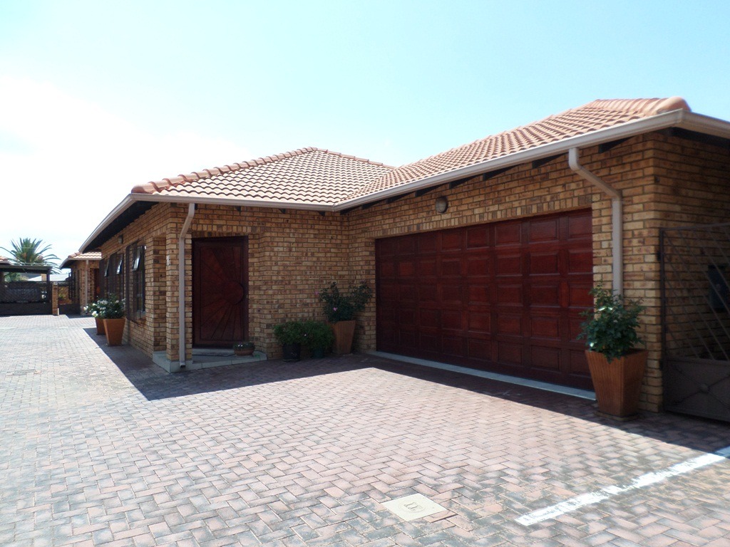 3 Bedroom Townhouse For Sale in New Redruth RE/MAX™ of Southern Africa