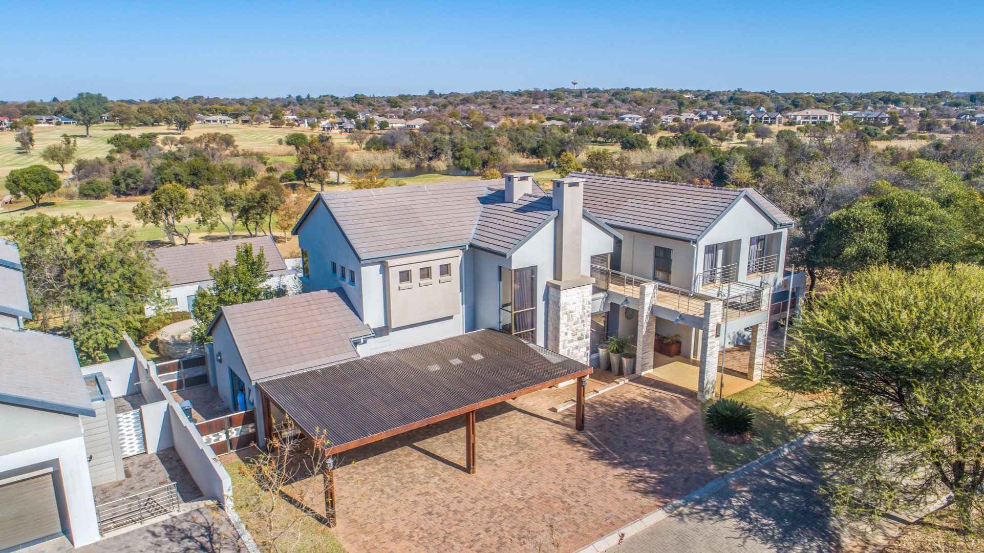 8 Bedroom House For Sale in Koro Creek Golf Estate RE/MAX™ of