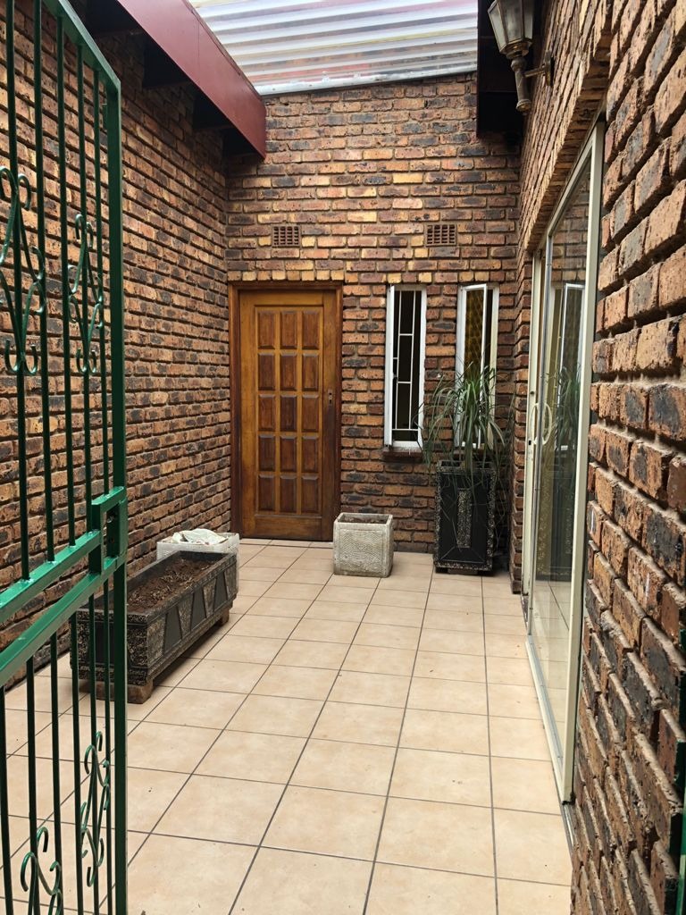 3 Bedroom House For Sale in Nimrod Park RE/MAX™ of Southern Africa