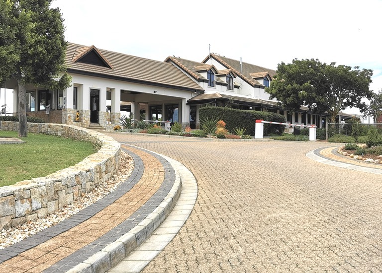 4 Bedroom House For Sale in Mount Royal Golf Estate RE/MAX™ of