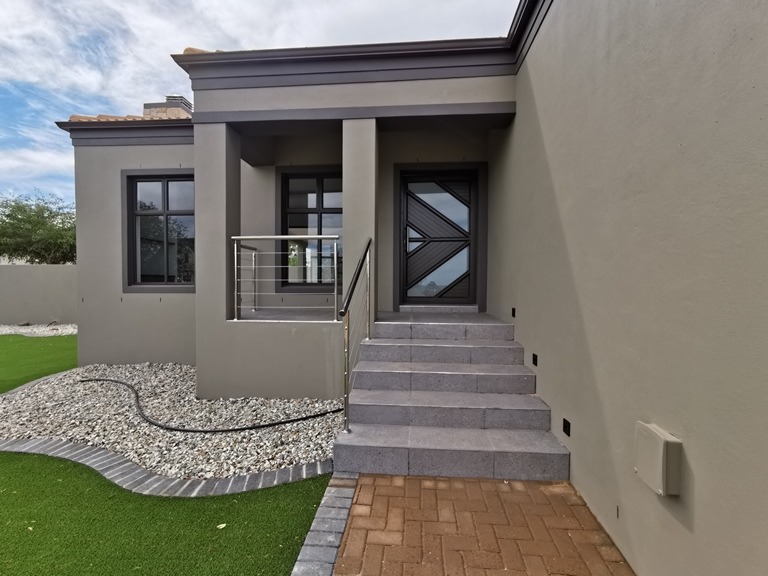 4 Bedroom House For Sale in Mount Royal Golf Estate RE/MAX™ of
