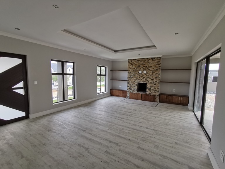 4 Bedroom House For Sale in Mount Royal Golf Estate RE/MAX™ of