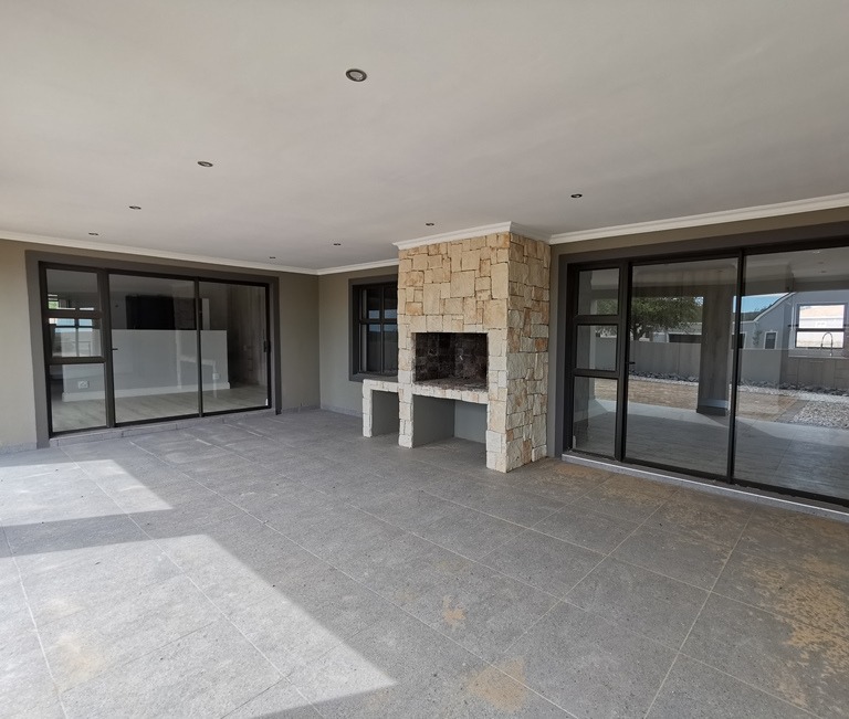 4 Bedroom House For Sale in Mount Royal Golf Estate RE/MAX™ of