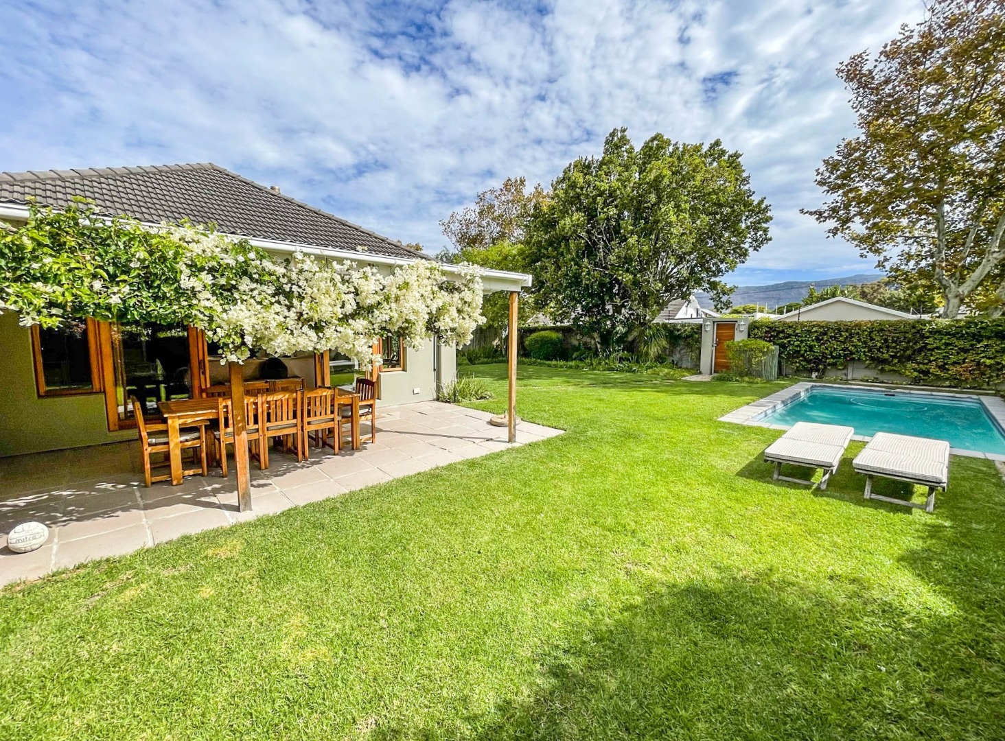 6 Bedroom House For Sale in Bergvliet RE/MAX™ of Southern Africa