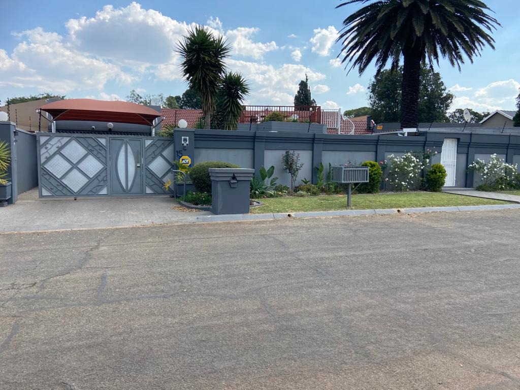 4 Bedroom House For Sale in Van Dyk Park RE/MAX™ of Southern Africa