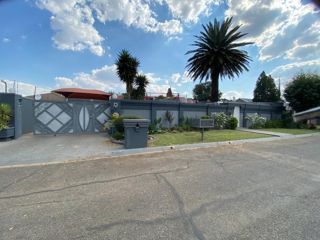 4 Bedroom House For Sale in Van Dyk Park RE/MAX™ of Southern Africa