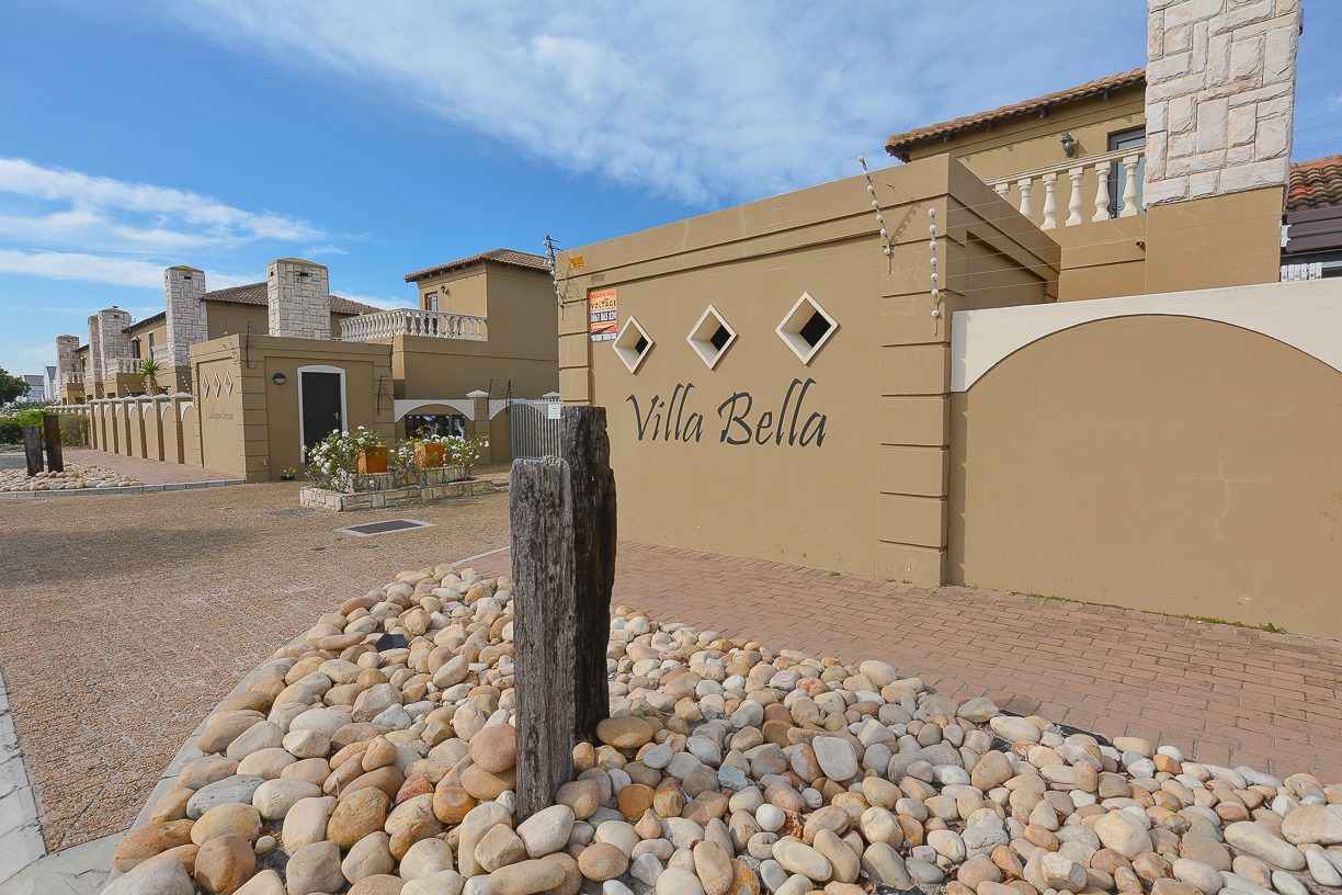 3 Bedroom Townhouse For Sale in Parklands RE/MAX™ of Southern Africa