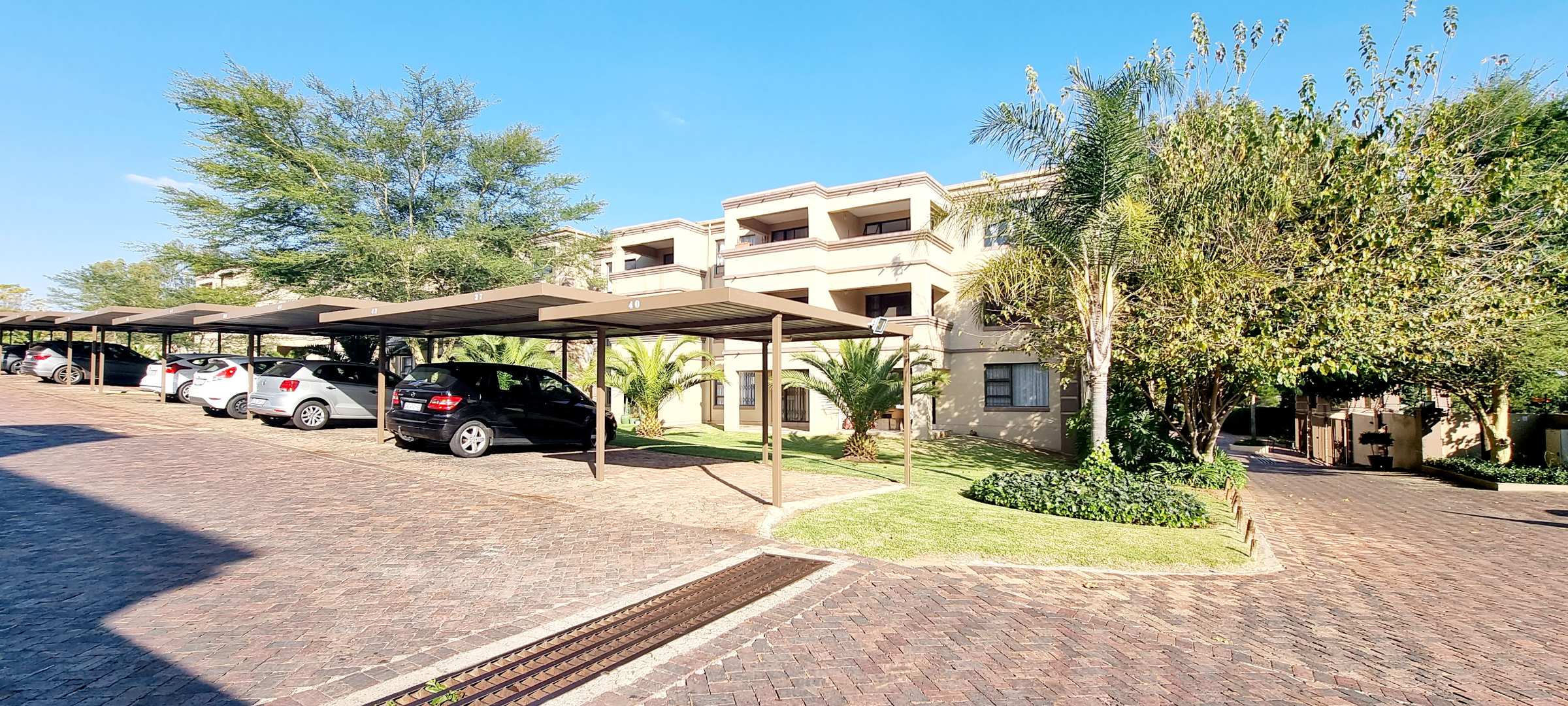 2 Bedroom Apartment / Flat For Sale in Sunninghill RE/MAX™ of