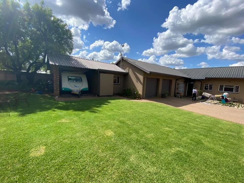 9 Bedroom House For Sale in Middelburg Central RE/MAX™ of Southern Africa