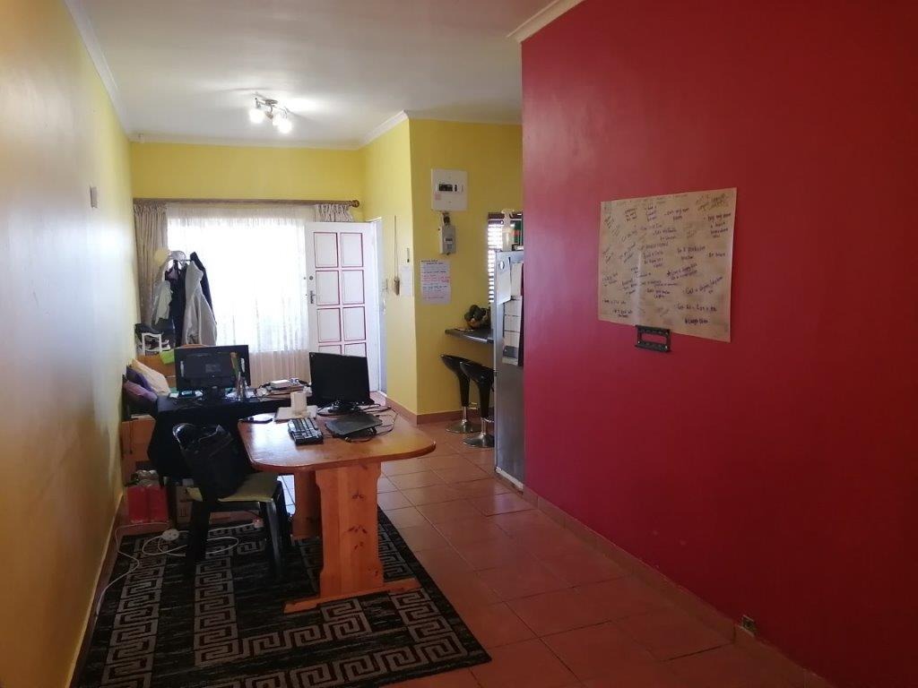 2 Bedroom House For Sale in Athlone RE/MAX™ of Southern Africa