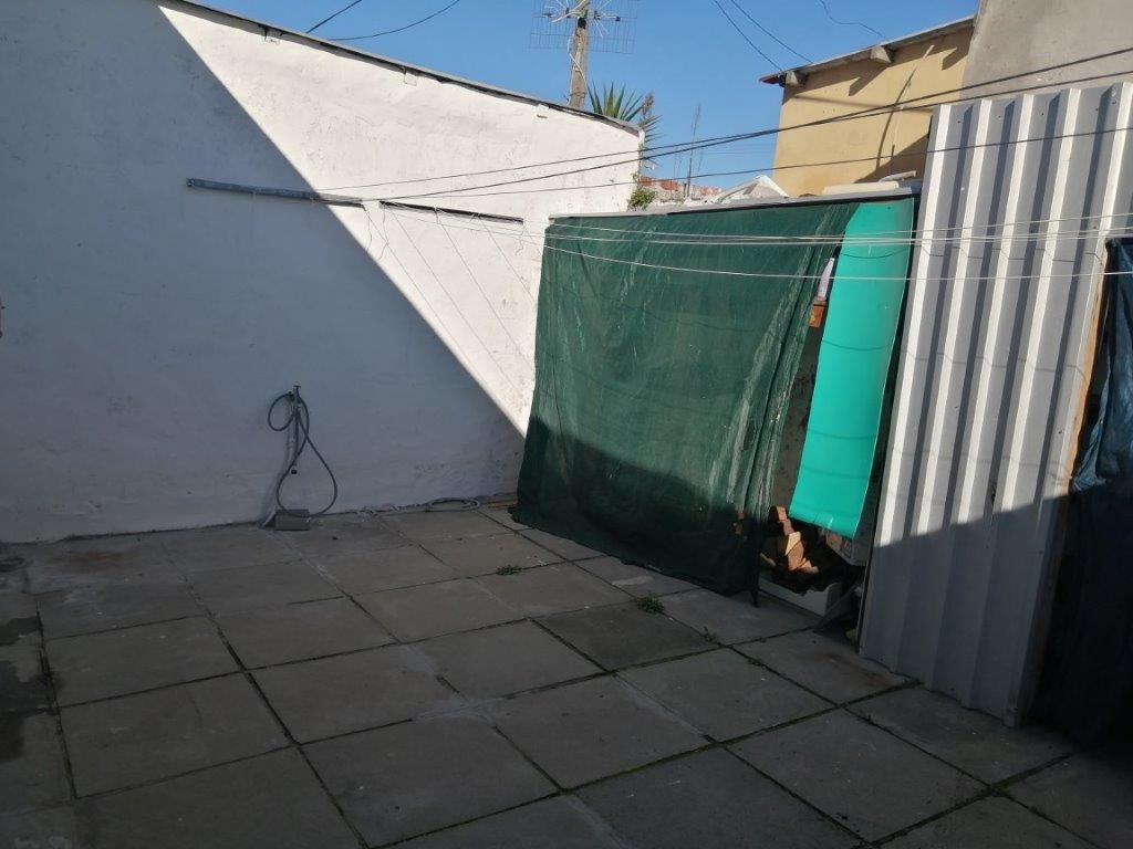 2 Bedroom House For Sale in Athlone RE/MAX™ of Southern Africa