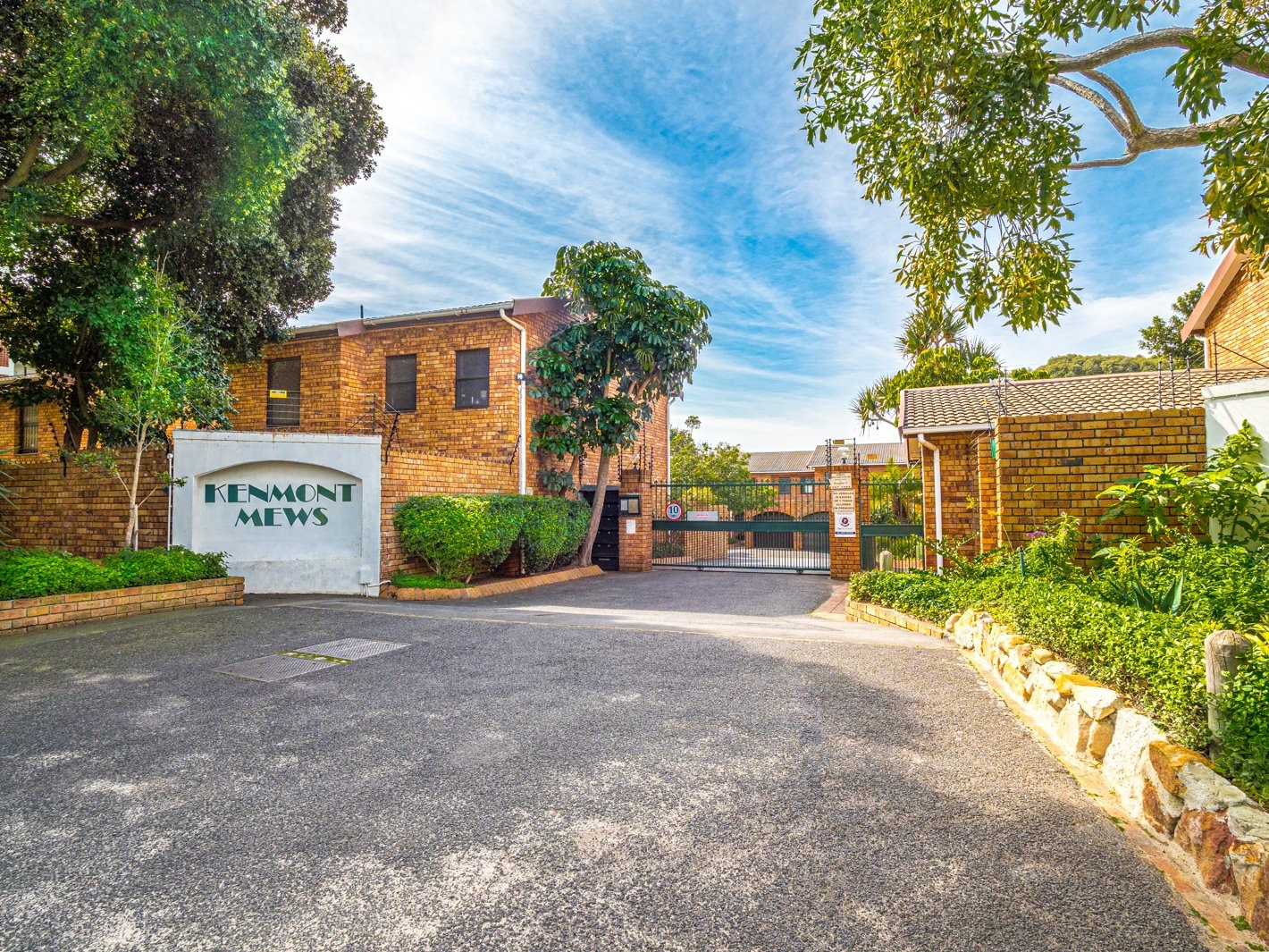 3 Bedroom Townhouse For Sale in Kenilworth RE/MAX™ of Southern Africa