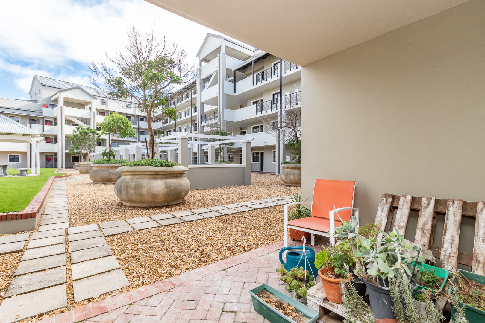 1 Bedroom Apartment / Flat For Sale in Rondebosch Village RE/MAX™ of