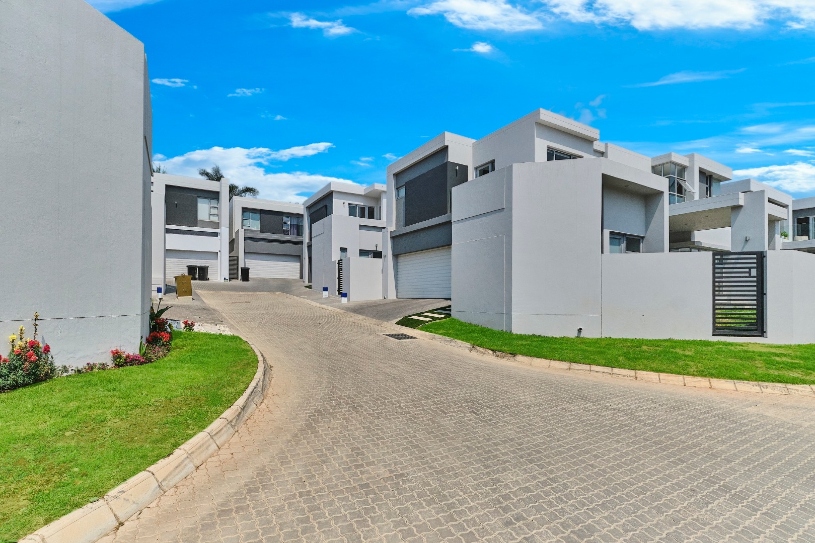 3 Bedroom House For Sale in Bryanston RE/MAX™ of Southern Africa