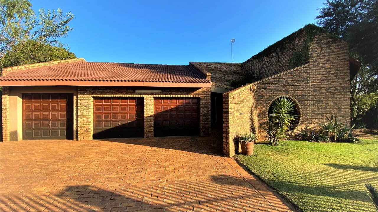 4 Bedroom House For Sale in Carletonville Central RE/MAX™ of Southern