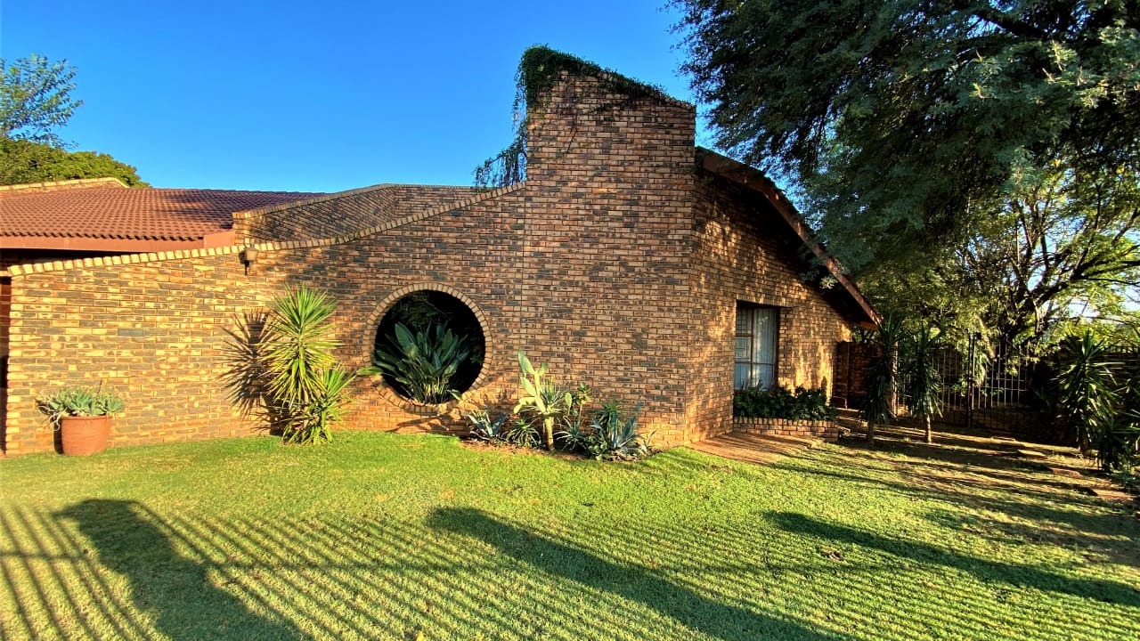 4 Bedroom House For Sale in Carletonville Central RE/MAX™ of Southern