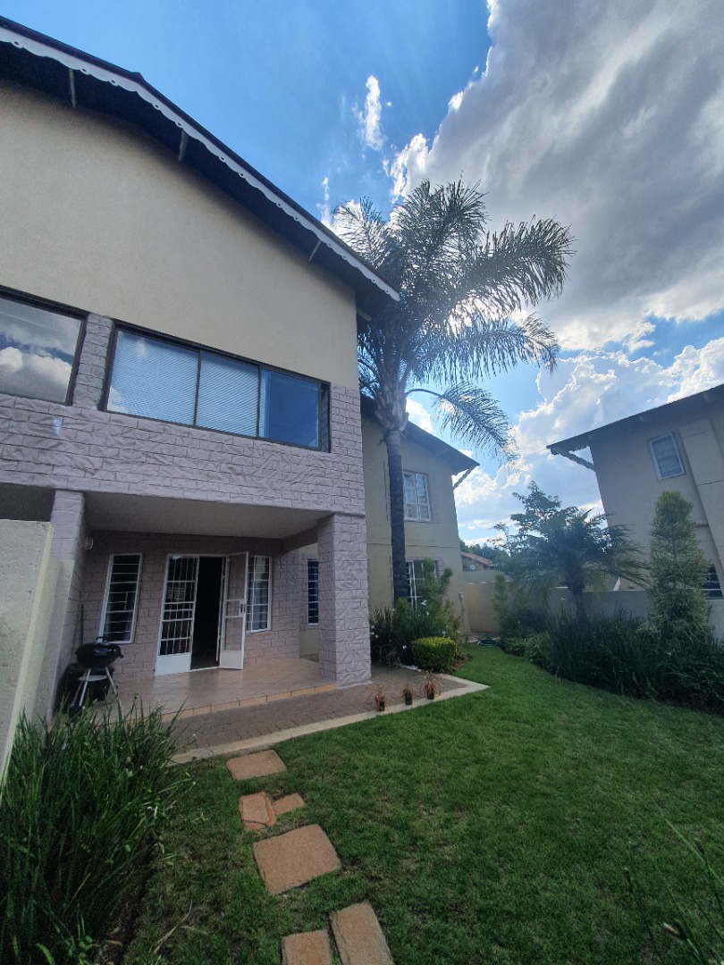 3 Bedroom Townhouse For Sale in Faerie Glen RE/MAX™ of Southern Africa