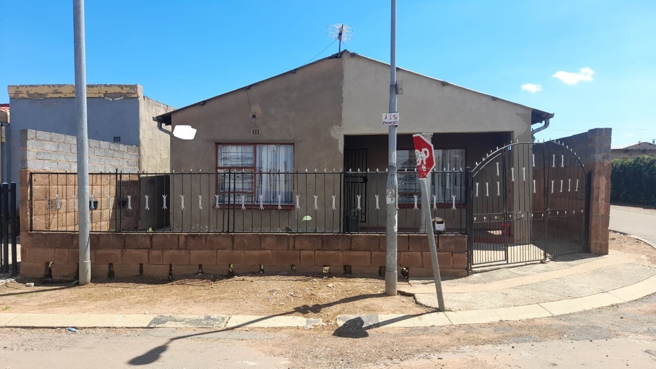 3 Bedroom House For Sale in Mapetla RE/MAX™ of Southern Africa