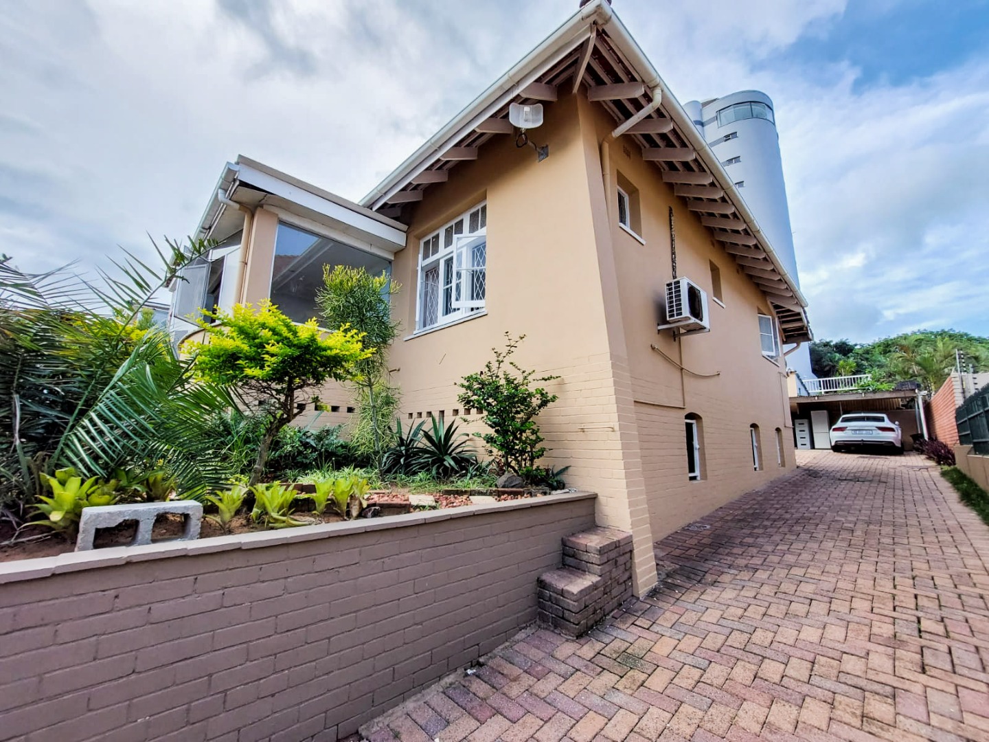 3 Bedroom House For Sale in Essenwood RE/MAX™ of Southern Africa