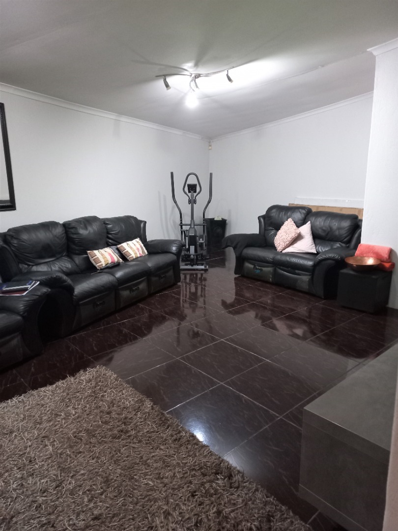 5 Bedroom House For Sale in Woodview RE/MAX™ of Southern Africa