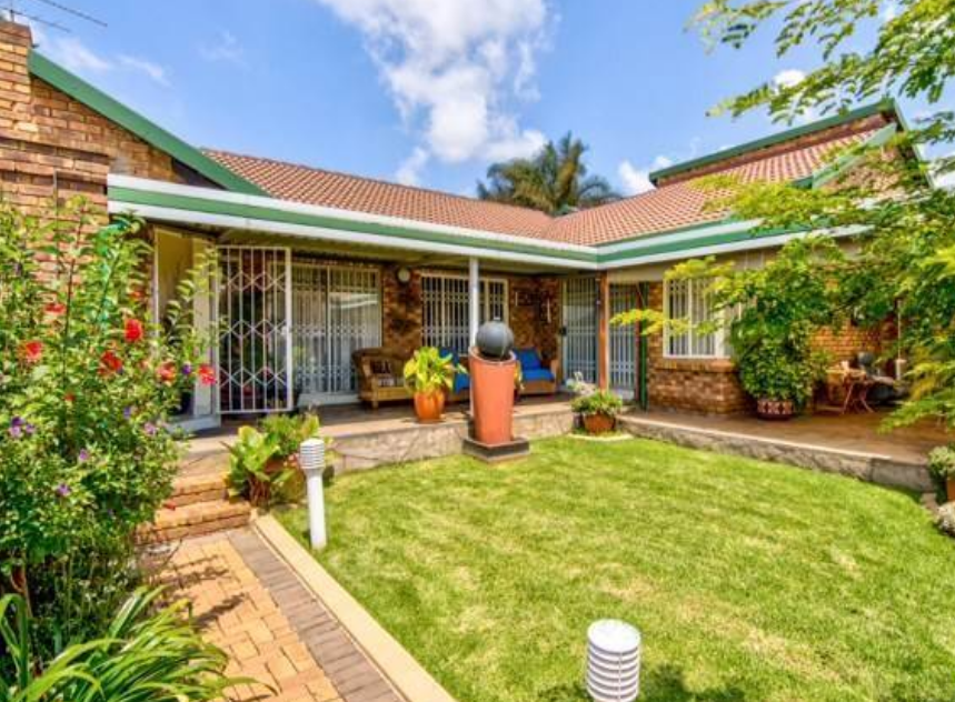 3 Bedroom Townhouse For Sale in Glen Marais RE/MAX™ of Southern Africa