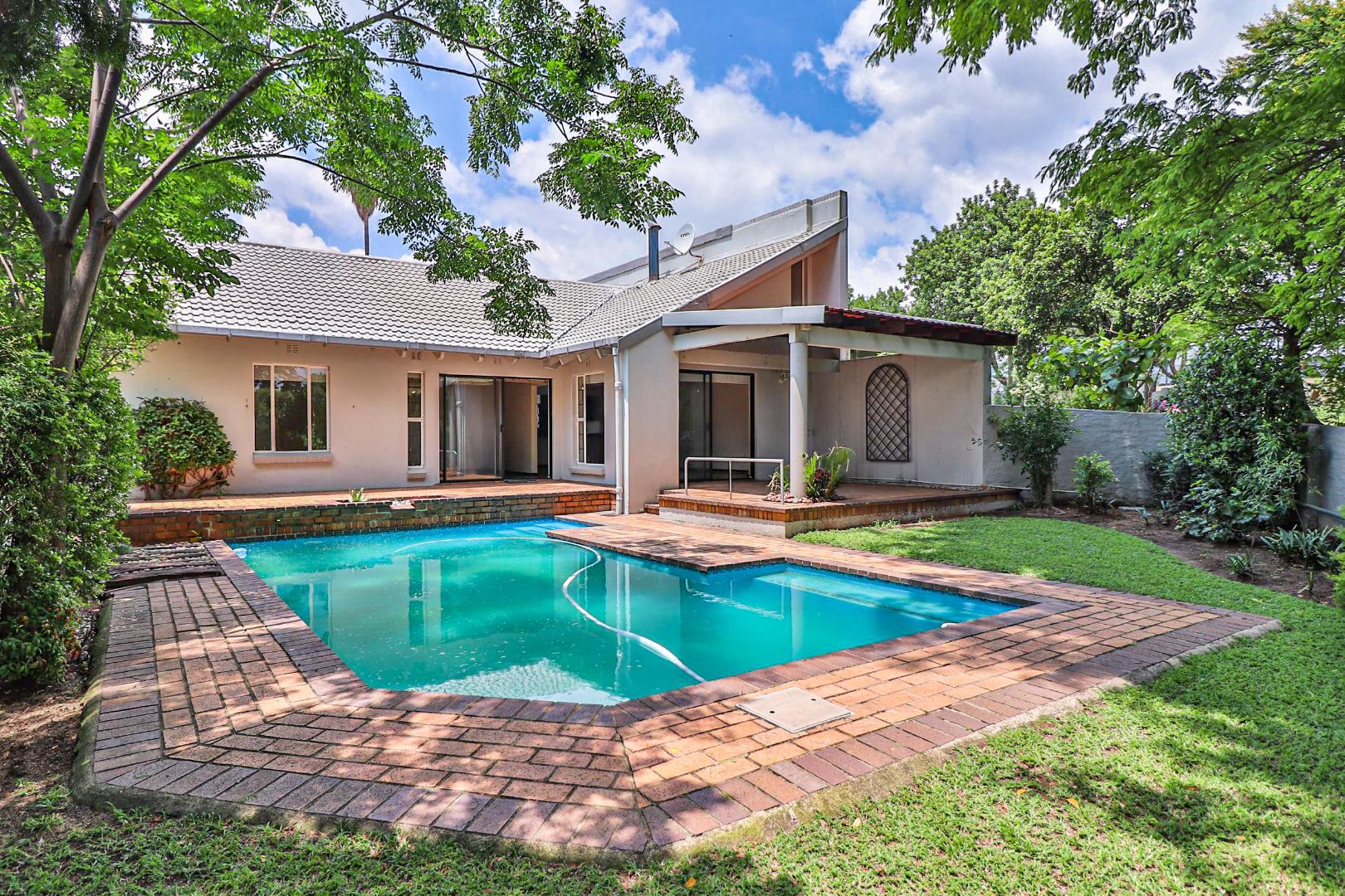 3 Bedroom House For Sale in Lonehill RE/MAX™ of Southern Africa