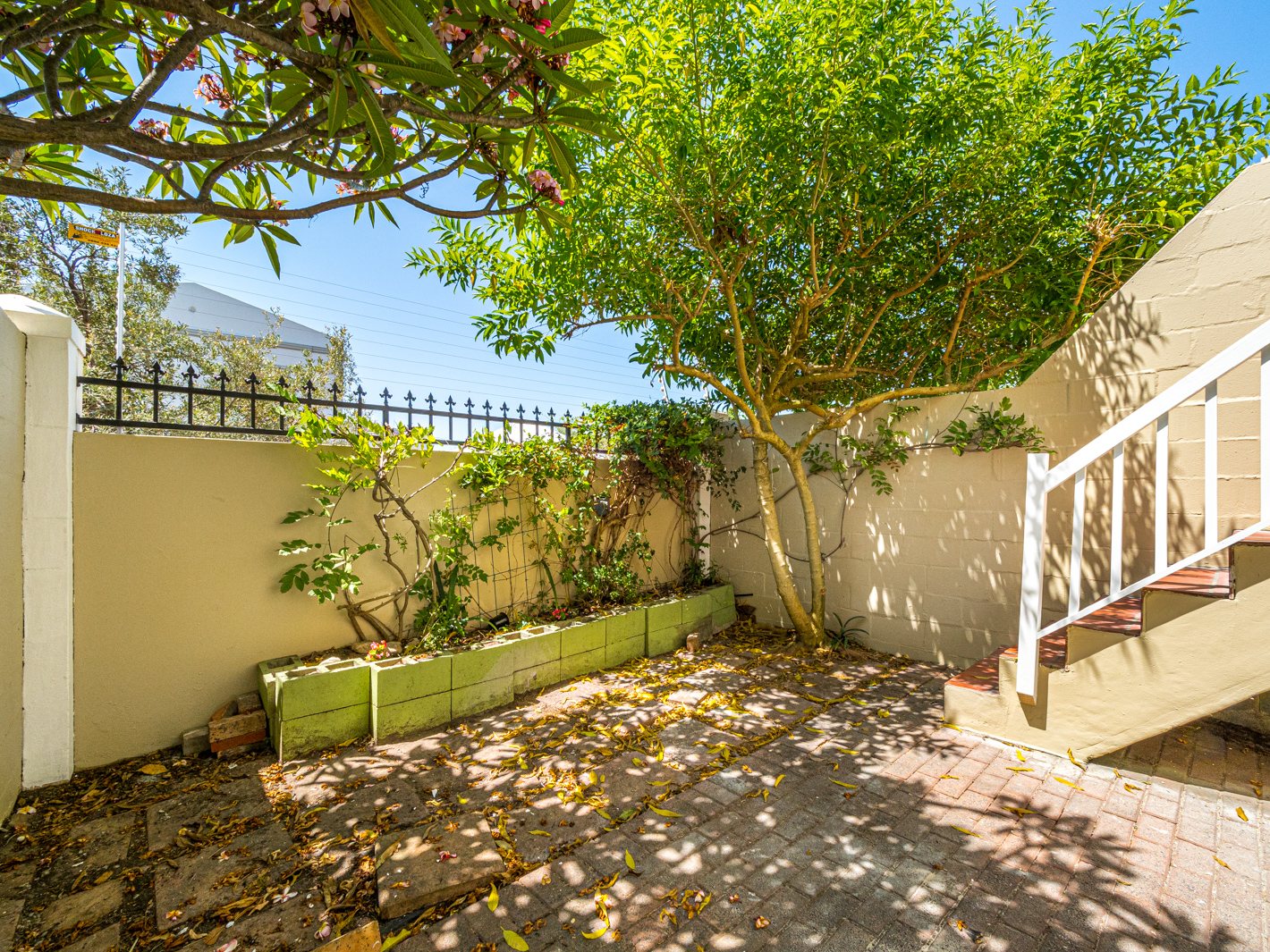 2 Bedroom Townhouse For Sale in Harfield Village RE/MAX™ of Southern Africa