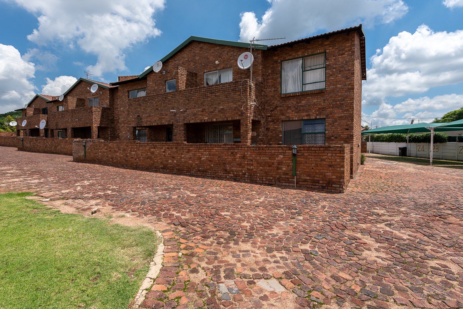 2 Bedroom Townhouse For Sale in Suideroord RE/MAX™ of Southern Africa