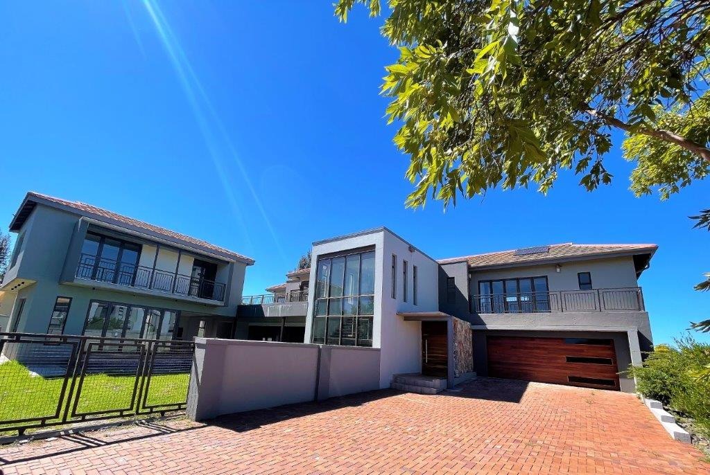 4 Bedroom House For Sale in Woodland Hills Wildlife Estate RE/MAX™ of