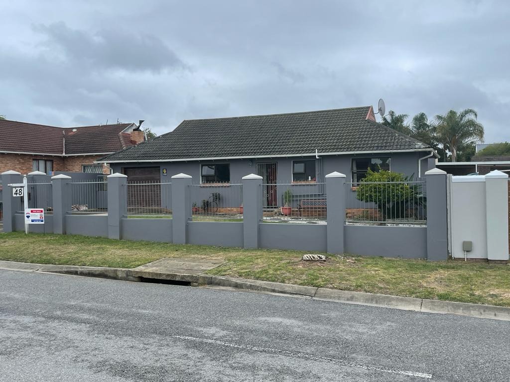 2 Bedroom House For Sale in Charlo RE/MAX™ of Southern Africa