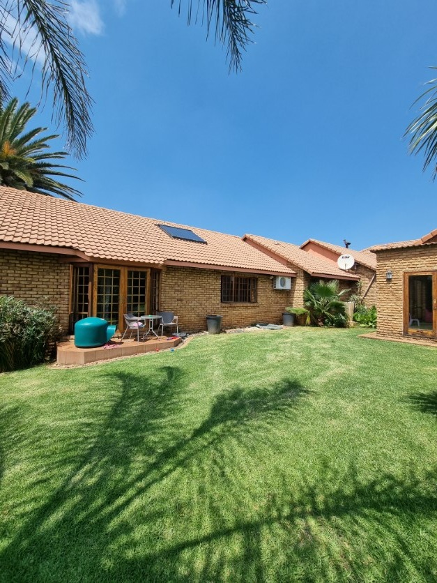 4 Bedroom House For Sale in New Redruth RE/MAX™ of Southern Africa