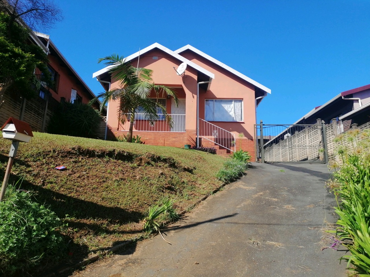 2 Bedroom House For Sale in Raisethorpe RE/MAX™ of Southern Africa