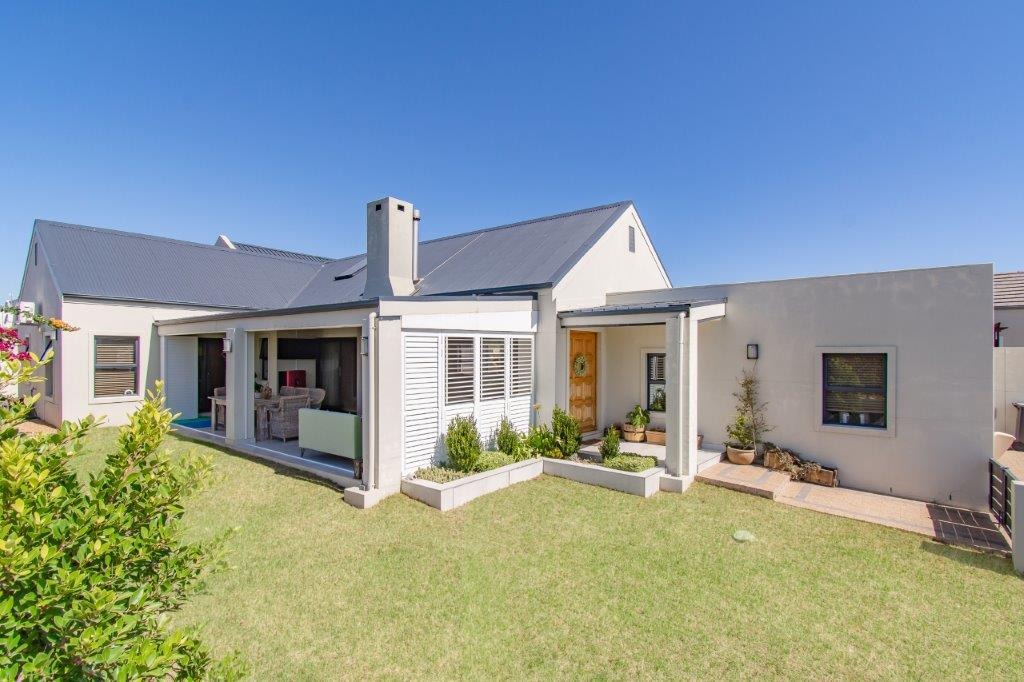 3 Bedroom House For Sale in Kelderhof Country Village RE/MAX™ of