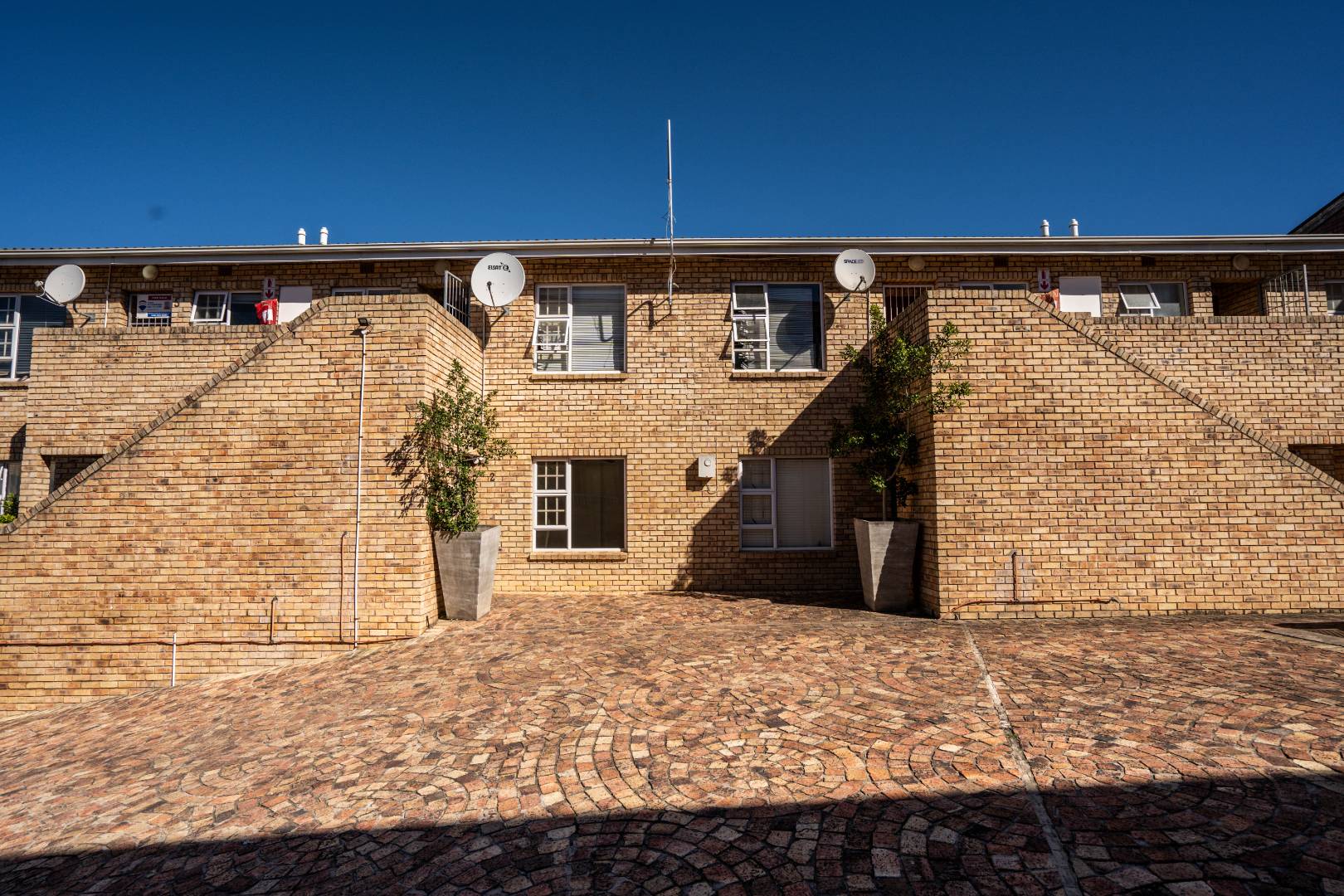 2 Bedroom Townhouse For Sale in Grahamstown Central RE/MAX™ of